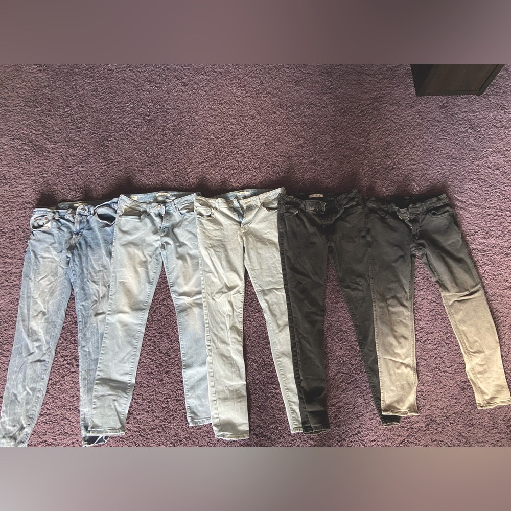 Size 32 x 32 Men’s Jeans. Slightly Worn, No Damage. Offers Can Be Made.
